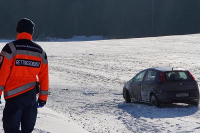 Talheim: Wegen starken  Schneeverwehungen von der Strasse abgekommen und in Strassengraben gelandet 